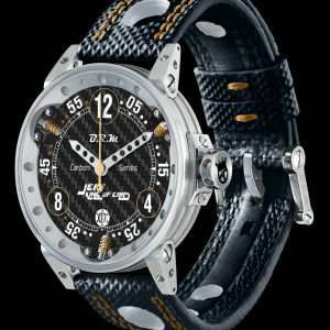 Montre BRM Carbon Series Jeff King of Cars : Une montre de luxe avec un boîtier en carbone, cadran noir texturé et détails métalliques, montée sur un bracelet en cuir noir perforé avec des surpiqûres orange. Design sportif et élégant, parfaite pour les passionnés d'automobile.