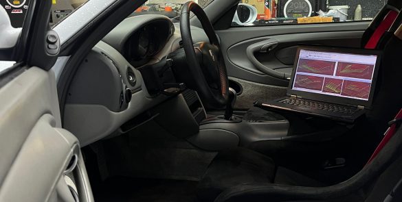 Porsche 911 996 carrera 4s dans l'atelier Jeff King of cars avec courbe de Reprogrammation moteur